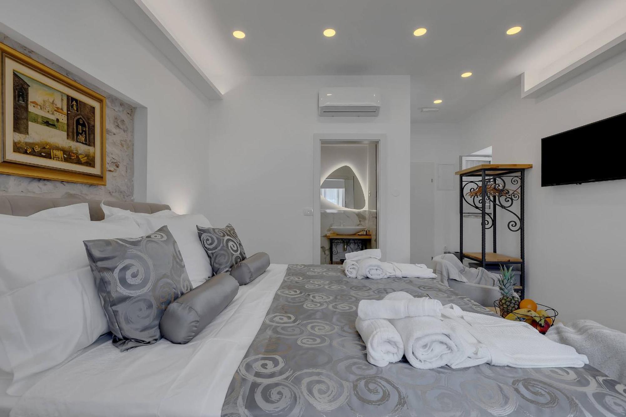 Luxury Rooms Palace B&B Makarska Esterno foto
